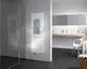Weißer Kermi-Heizkörper mit Längsrippen an der Wand, Handtuch hängend, neben Duschbereich und Doppelwaschbecken in modernem Badezimmer.